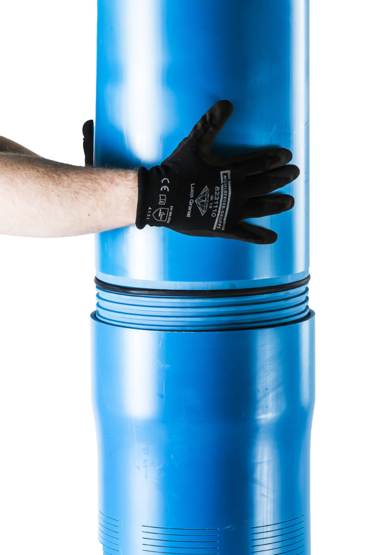 Blaues Brunnenrohr mit Gewindeverbindung